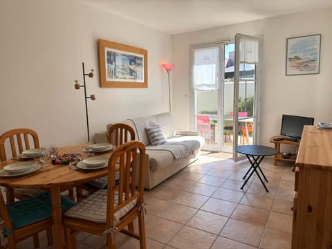 Patio, TV and multimedia, Living room, Seating area, Dining area