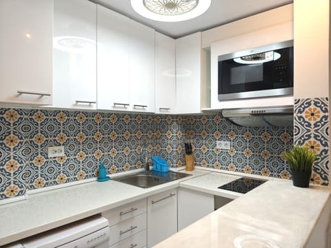 microwave, oven, stove, kitchen