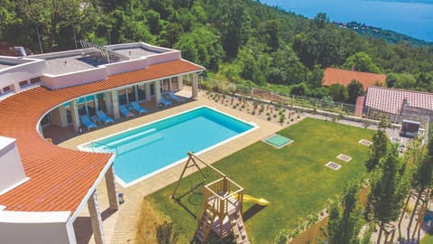 Property building, Off site, Natural landscape, Bird's eye view, Garden, Garden view, Pool view, Sea view, Swimming pool, sunbed