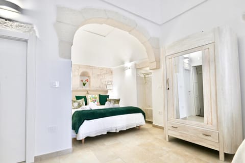 Bed, Bedroom, towels, wardrobe