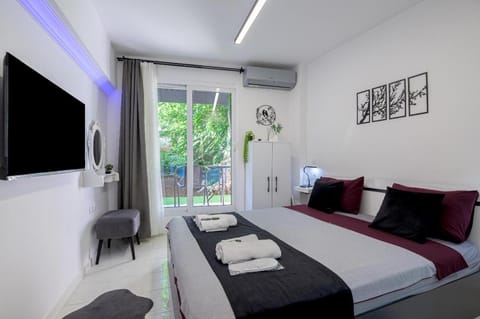 Bed, TV and multimedia, Photo of the whole room, towels, air conditioner