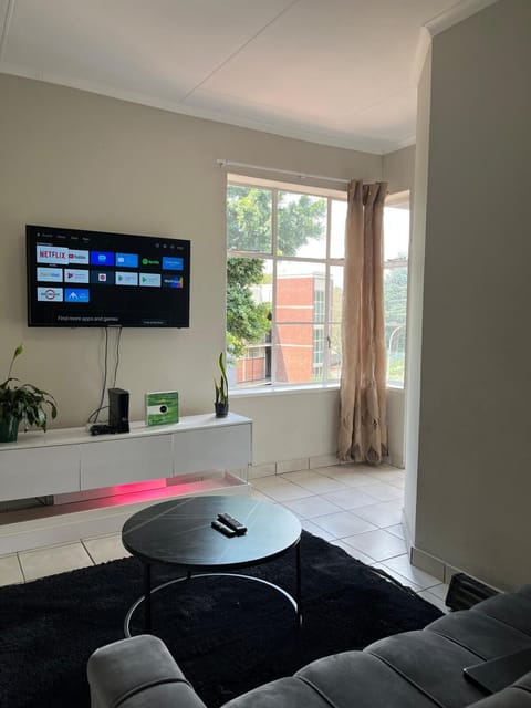 Communal lounge/ TV room, TV and multimedia, Living room, Seating area, Evening entertainment