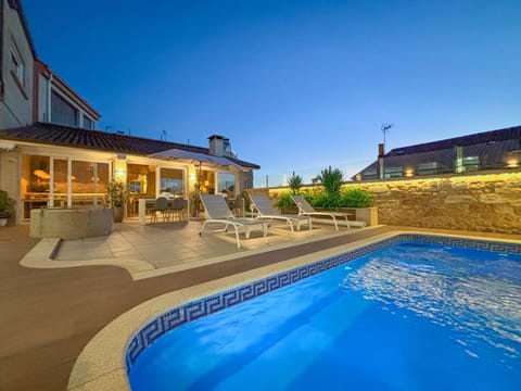 Property building, Patio, Swimming pool, sunbed