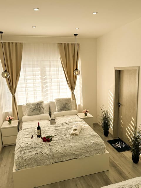 Bed, Living room, Photo of the whole room, Seating area, Bedroom, towels