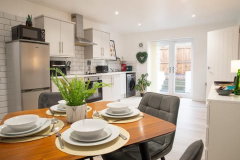 Kitchen or kitchenette, Dining area, oven, toaster