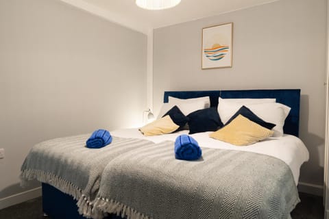 Casa Ysgol Corner Cozy & Modern 2-Bed Ground-Floor Apartment Free Parking & Fast WiFi Apartment in Wales