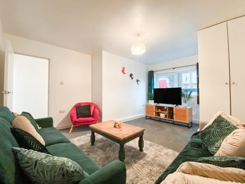 Casa Ysgol Corner Cozy & Modern 2-Bed Ground-Floor Apartment Free Parking & Fast WiFi Apartment in Wales