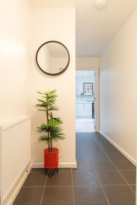 Casa Ysgol Corner Cozy & Modern 2-Bed Ground-Floor Apartment Free Parking & Fast WiFi Apartment in Wales