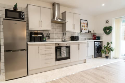 Coffee/tea facilities, Kitchen or kitchenette, microwave, oven, stove, toaster