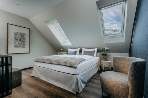 Bed, Photo of the whole room, Seating area, Bedroom