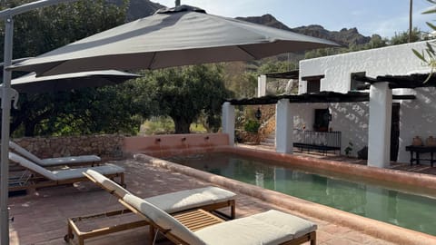 Swimming pool, sunbed
