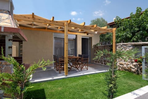 Property building, Patio, Day, Garden, Garden view