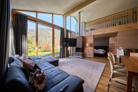 Communal lounge/ TV room, TV and multimedia, Living room, Seating area, Dining area, Evening entertainment