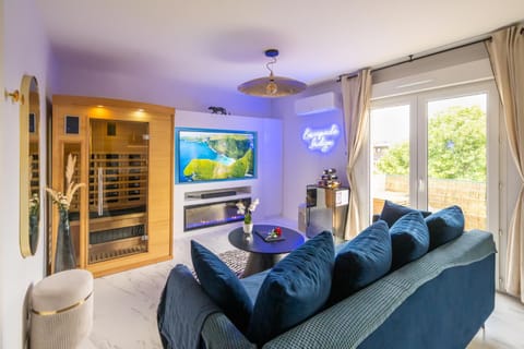 Communal lounge/ TV room