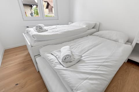 Bed, Photo of the whole room, Bedroom, towels