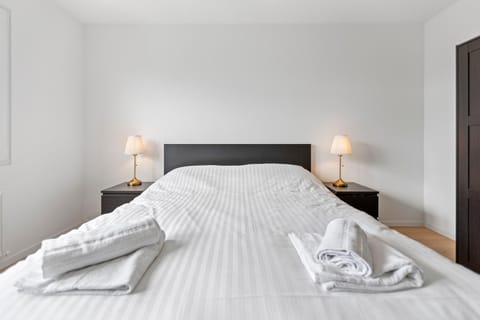 Bed, Photo of the whole room, Bedroom, towels