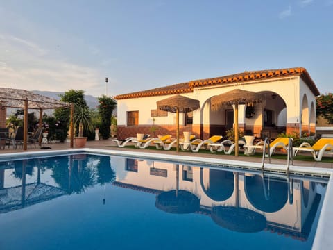 Property building, Day, Pool view, Swimming pool, sunbed