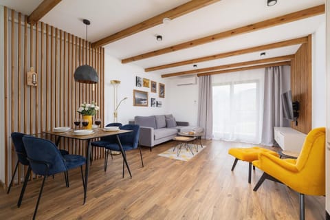 TV and multimedia, Living room, Photo of the whole room, Seating area, Dining area