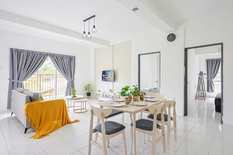 Property building, TV and multimedia, View (from property/room), View (from property/room), Living room, Photo of the whole room, Seating area, Dining area, Mountain view, Mountain view, Time of day, Family, Family