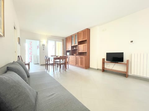 Communal lounge/ TV room, TV and multimedia, Kitchen or kitchenette, Living room, Seating area, Dining area, Evening entertainment