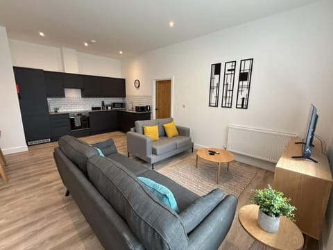 TV and multimedia, Kitchen or kitchenette, Living room, Seating area, stove