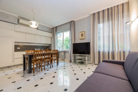 TV and multimedia, Kitchen or kitchenette, Living room, Seating area, Dining area