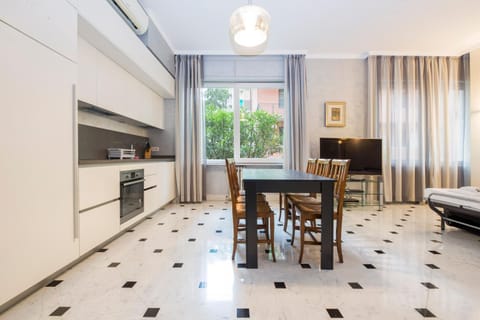 TV and multimedia, Kitchen or kitchenette, Living room, Seating area, Dining area, oven, stove