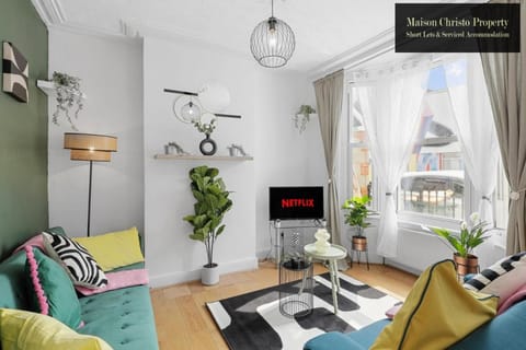 Communal lounge/ TV room, TV and multimedia, Living room, Seating area, Evening entertainment