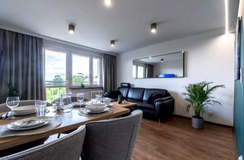 Communal lounge/ TV room, TV and multimedia, Living room, Seating area, Dining area