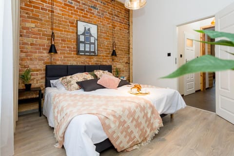 Bed, Photo of the whole room, towels