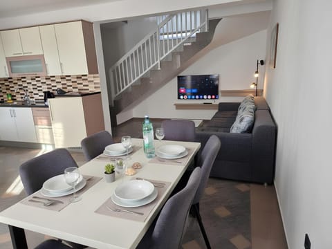 TV and multimedia, Kitchen or kitchenette, Living room, Dining area