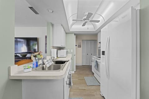 Vintage Charm, Waterfront with Screened Porch House in Port Charlotte