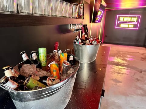 The Social Club - The Ultimate Experience - Sleeps 20 With Own Private Club House in Cardiff