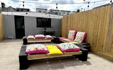 The Social Club - The Ultimate Experience - Sleeps 20 With Own Private Club House in Cardiff
