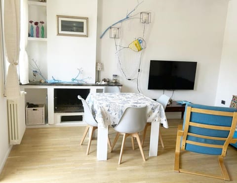 TV and multimedia, Living room, Seating area, Dining area