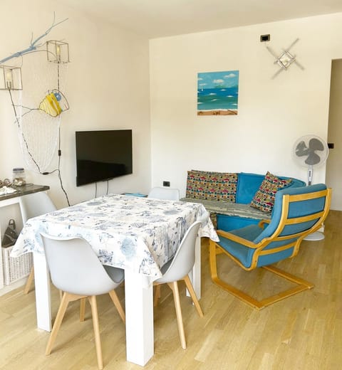 TV and multimedia, Living room, Seating area, Dining area