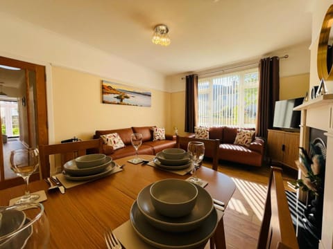 TV and multimedia, Living room, Seating area, Dining area