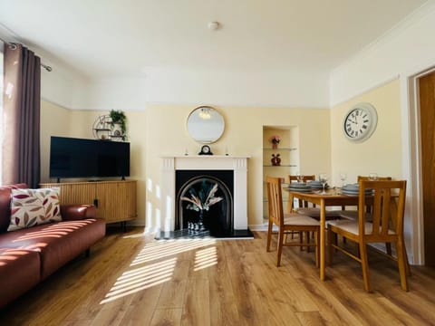 Communal lounge/ TV room, TV and multimedia, Living room, Seating area, Dining area, Evening entertainment