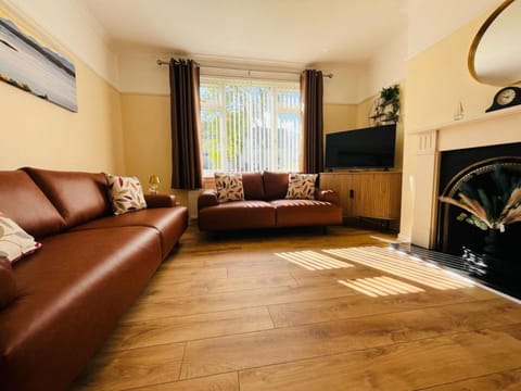 Communal lounge/ TV room, TV and multimedia, Living room, Seating area, Evening entertainment