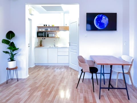 Kitchen or kitchenette, Dining area