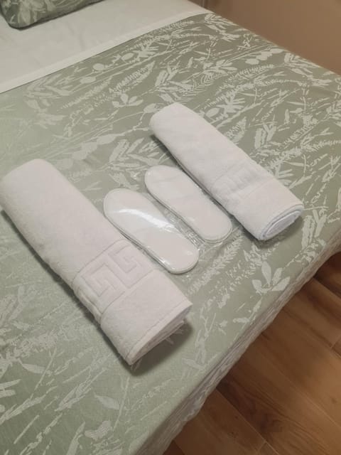 Photo of the whole room, towels