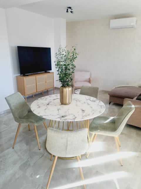 Communal lounge/ TV room, TV and multimedia, Seating area, Dining area