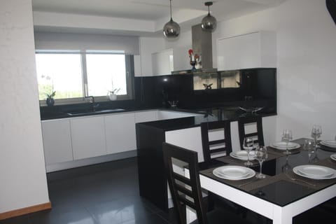 Kitchen or kitchenette, Dining area, stove