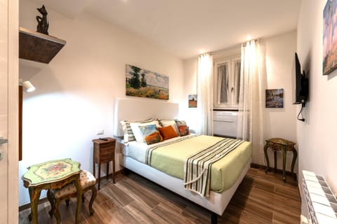 Bed, TV and multimedia, Photo of the whole room, Seating area, Bedroom, heating, air conditioner