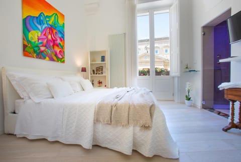 Property building, Nearby landmark, Bed, Balcony/Terrace, Photo of the whole room, Bedroom, City view, Landmark view, Street view