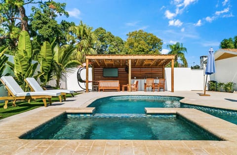 Patio, Day, Natural landscape, Summer, Garden, Hot Tub, Seating area, Dining area, Swimming pool, furniture