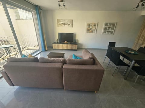 TV and multimedia, Living room, Seating area, Dining area