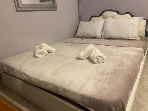 Bed, Photo of the whole room, Bedroom, towels