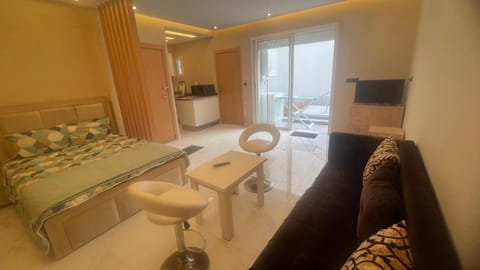 Property building, Communal lounge/ TV room, TV and multimedia, Kitchen or kitchenette, Living room, Seating area, Evening entertainment