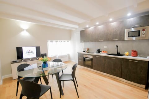 TV and multimedia, Kitchen or kitchenette, Dining area, dishwasher, minibar, oven, stove, toaster